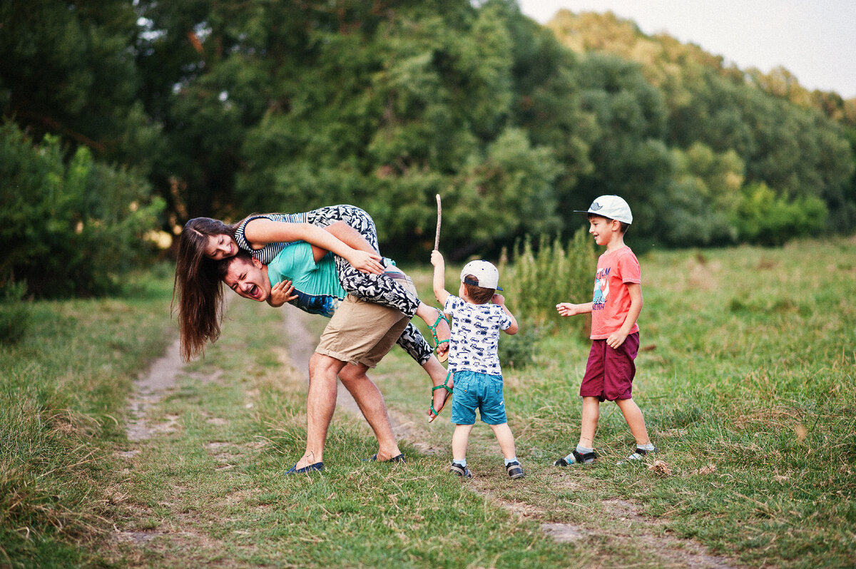 Источник: <a href="https://ru.freepik.com/free-photo/happy-young-family-mother-father-two-children-son-on-nature-having-fun_27417820.htm#query=%D0%B4%D0%B5%D1%82%D0%B8%20%D0%B4%D0%B2%D0%BE%D0%B5&position=26&from_view=search">Изображение от ASphotofamily</a> на Freepik