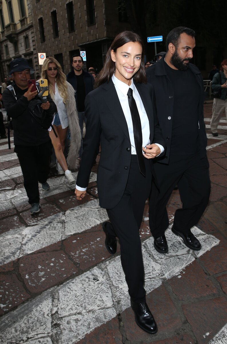     Ирина Шейк в мужском костюме выбрала минималистичный бьюти-образ для показа Giorgio Armani