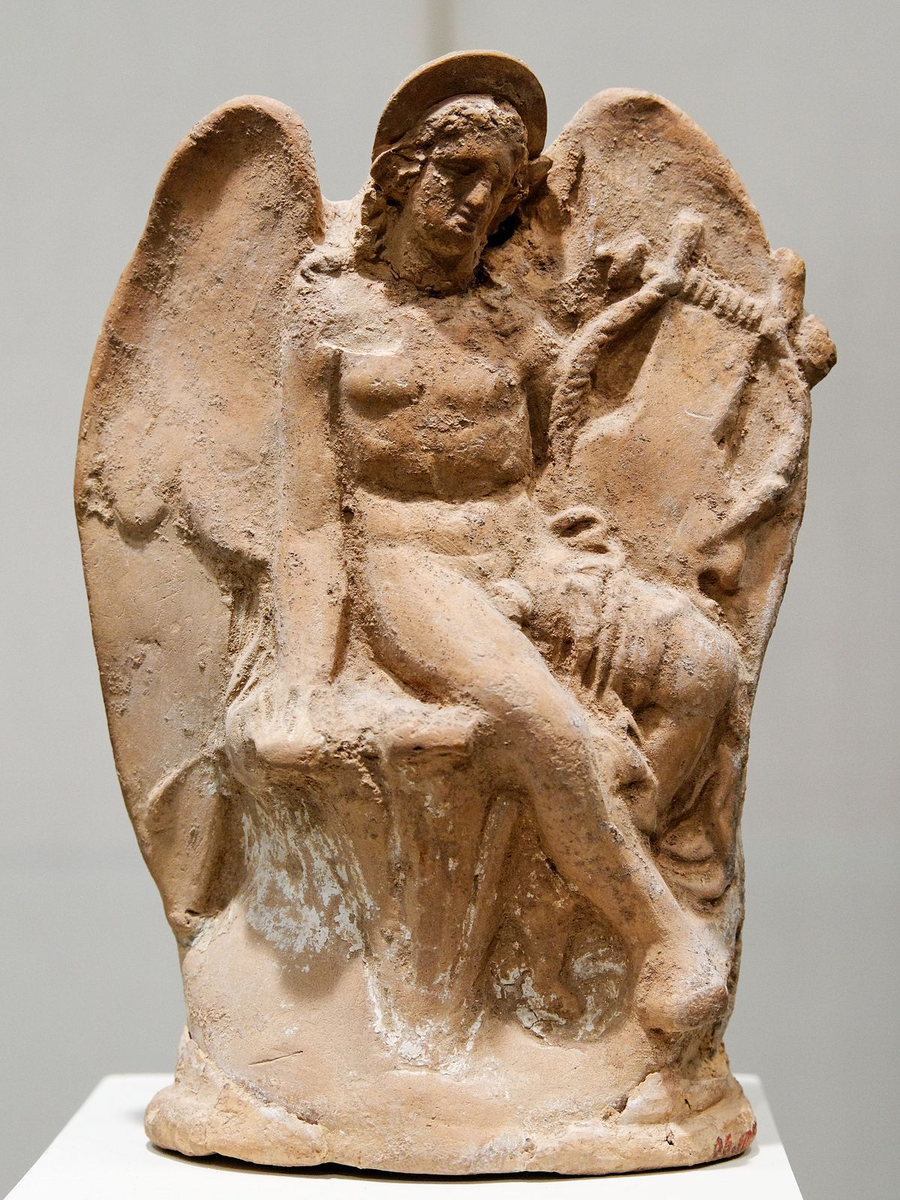 IV век до н. э. терракота Эроса, держащего лиру.