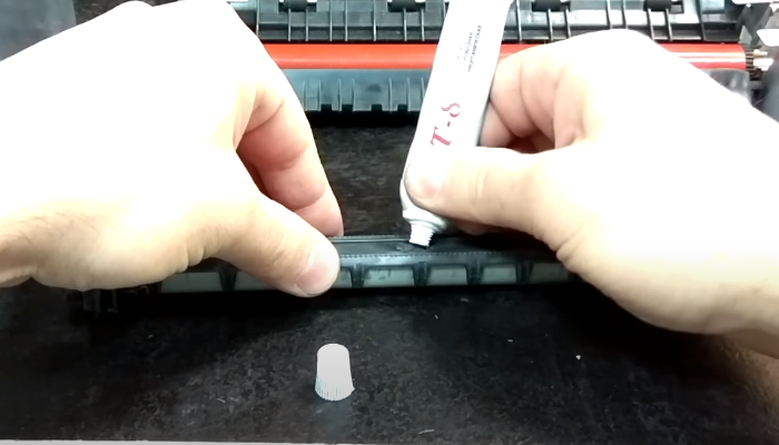 Фото 19. Укладываем на термистор вырезанный кусочек термопленки