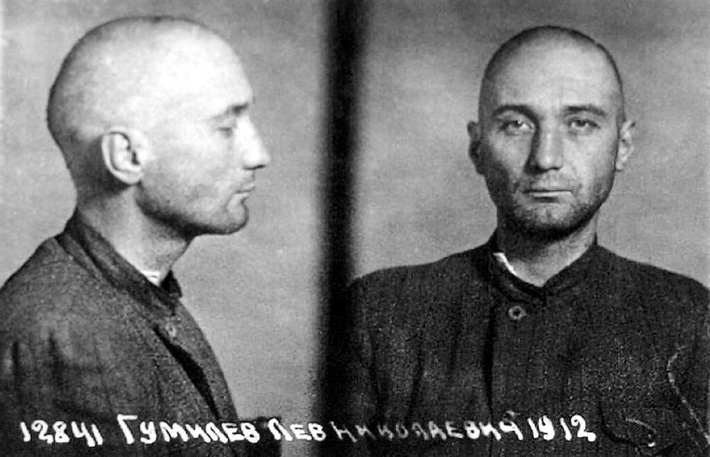 Фото из следственного дела, 1949 год https://upload.wikimedia.org/wikipedia/ru/c/c1/Гумилёв_подследственный.jpg
