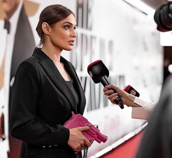     Алена Водонаева с сумочкой-пистолетом Фото: соцсети