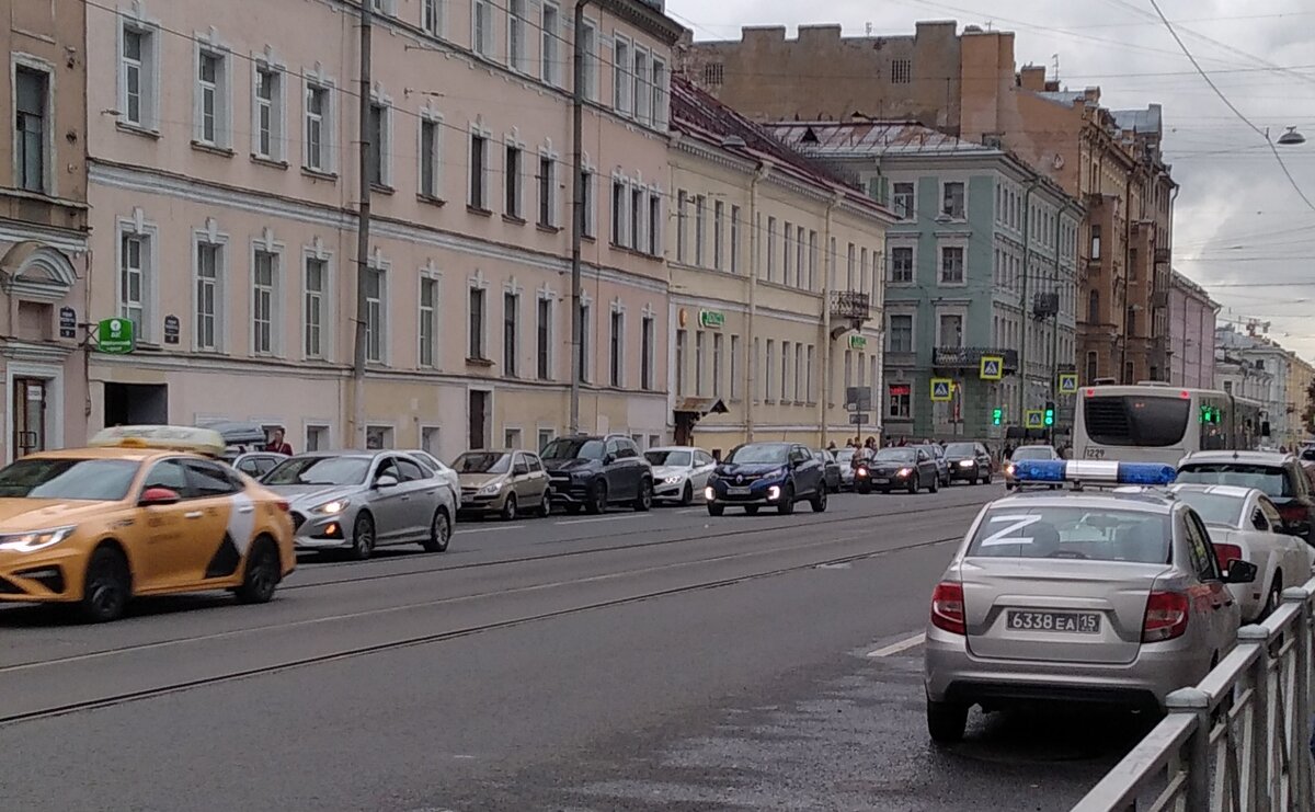 Припаркованный автомобиль LADA Kalina на Васильевском острове, принадлежащий Росгвардии