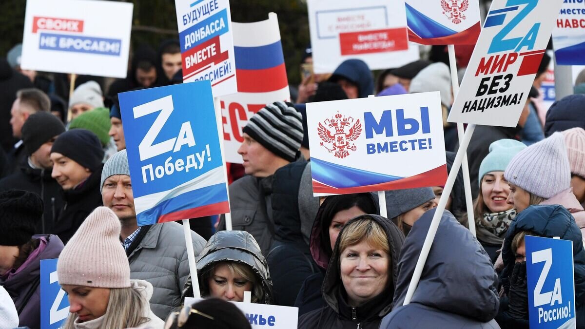    Люди на митинге-концерте "Мы вместе" в Красноярске© РИА Новости / Илья Наймушин