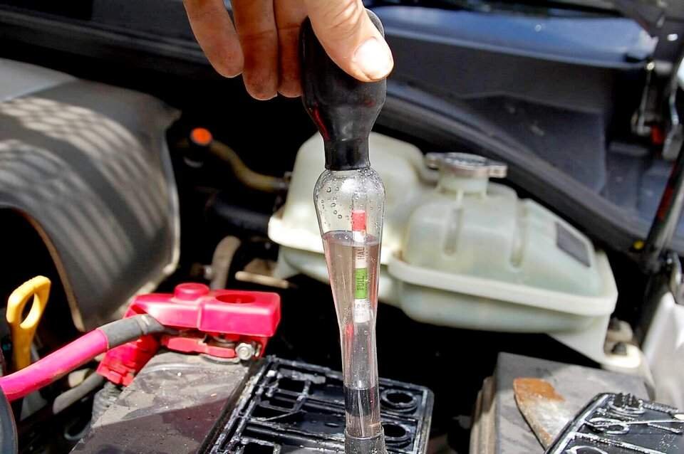 Замер плотности электролита АКБ ареометром