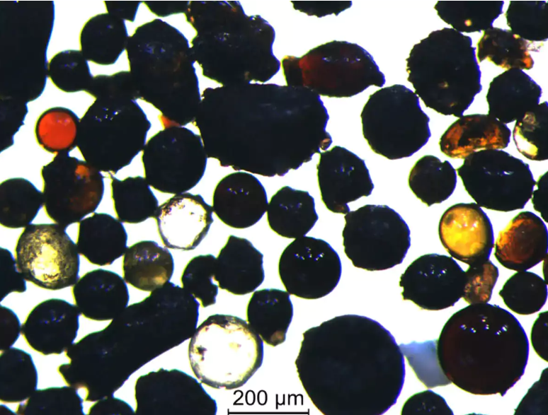 Стеклянные бусины, извлеченные китайской миссией "Чанъэ-5". 