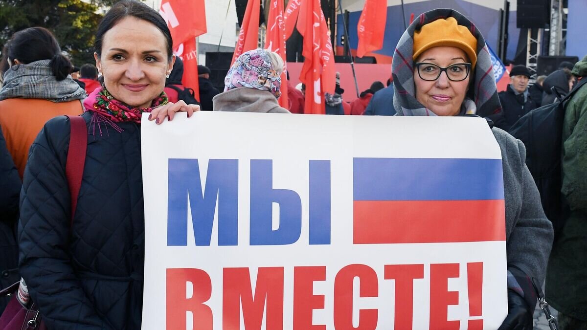    Люди на митинге-концерте "Мы вместе" в честь вхождения в состав России ДНР, ЛНР, Херсонской и Запорожской областей на Театральной площади Красноярска© РИА Новости / Илья Наймушин