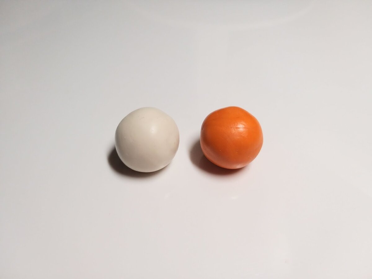  Чтобы слепить этого симпатичного Лисёнка из пластилина нужно пройти ряд шагов, описанных ниже: Катаем два шарика - из белого и оранжевого пластилина. Белый - для головы, оранжевый - для туловища.-2