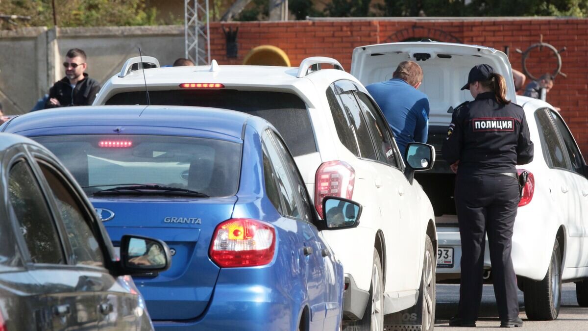    Автомобили проходят проверку на паромную переправу через Керченский пролив в Крыму© РИА Новости / Макс Ветров