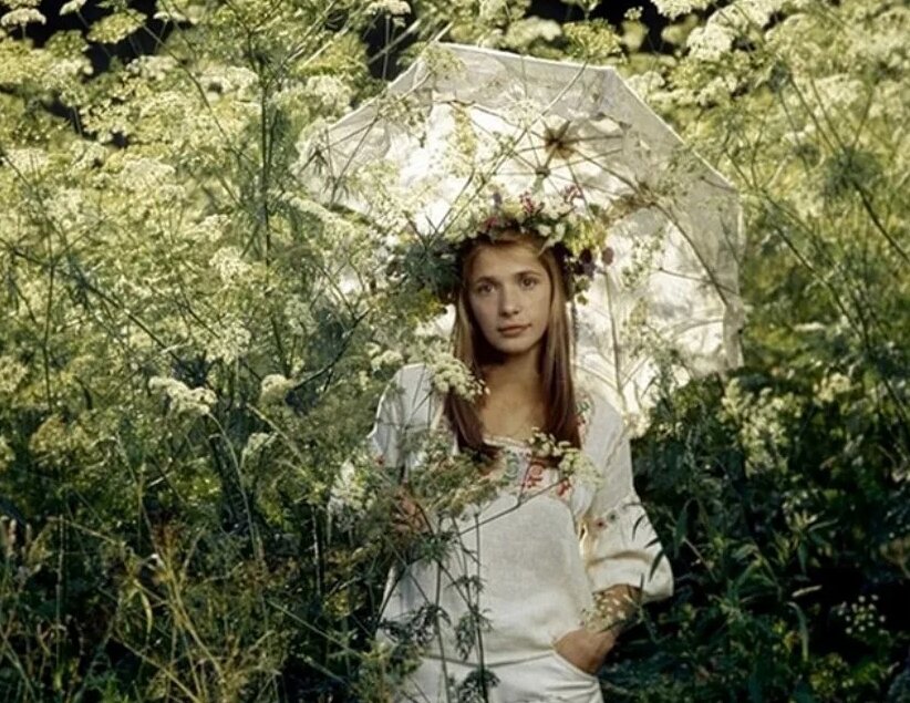 Молодая Вера Глаголева в советском фильме "В четверг и больше никогда" в роли Вари. 