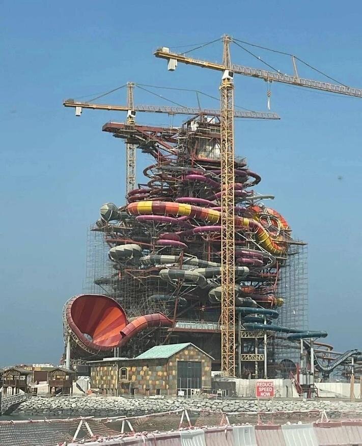 Самая большая новая. Водная горка Катар. Строящийся аквапарк в Катаре. Стройка аквапарка. Самая большая водная горка Катар.