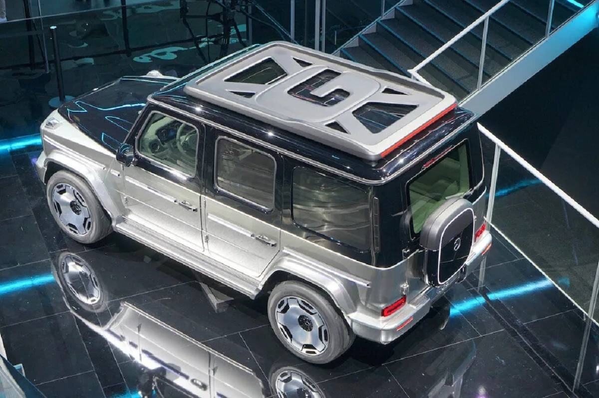 Внедорожники G-Class немецкая компания выпускает с 1979 года и, несмотря на относительно скромные объемы продаж Гелендвагенов по всему миру (6-10 тыс. авто в год), она включила данную модель в список EQ-версий. То, что Мерседес готовит полностью электрический Geländewagen, стало известно давно. 
Вопросы оставались лишь в сроках выхода нового Mercedes-Benz EQG, а затем и серийной версии электровездехода. Первоначально годом выхода на рынок товарного автомобиля назывался 2022-й, затем – 2023-й, но все идет к тому, что производитель возьмет на разработку «розеточной» версии G-Class еще один год. Впрочем, некоторые технические характеристики будущей новинки уже известны!