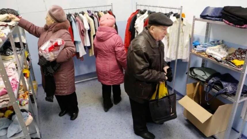 Малоимущая семья в санкт петербурге. Одежда для малоимущих. Вещи на благотворительность. Одежда на благотворительность. Отдам вещи.
