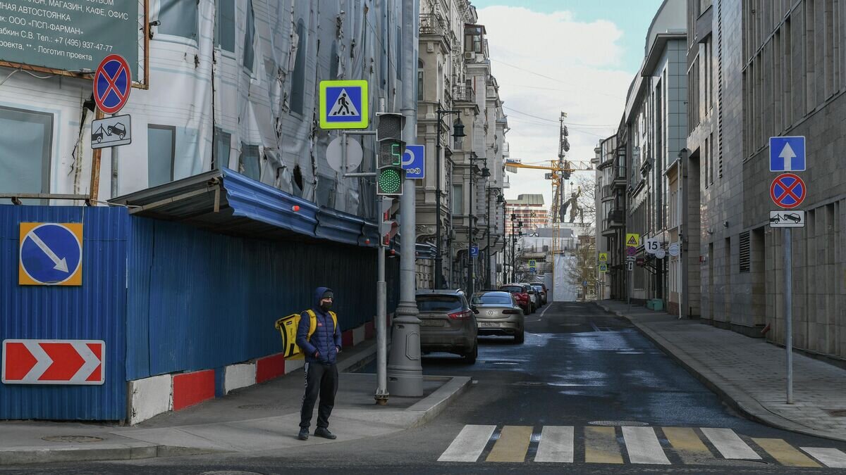    Курьер службы доставки сервиса "Яндекс. Еда" у пешеходного перехода на улице Остоженка в Москве© РИА Новости / Рамиль Ситдиков