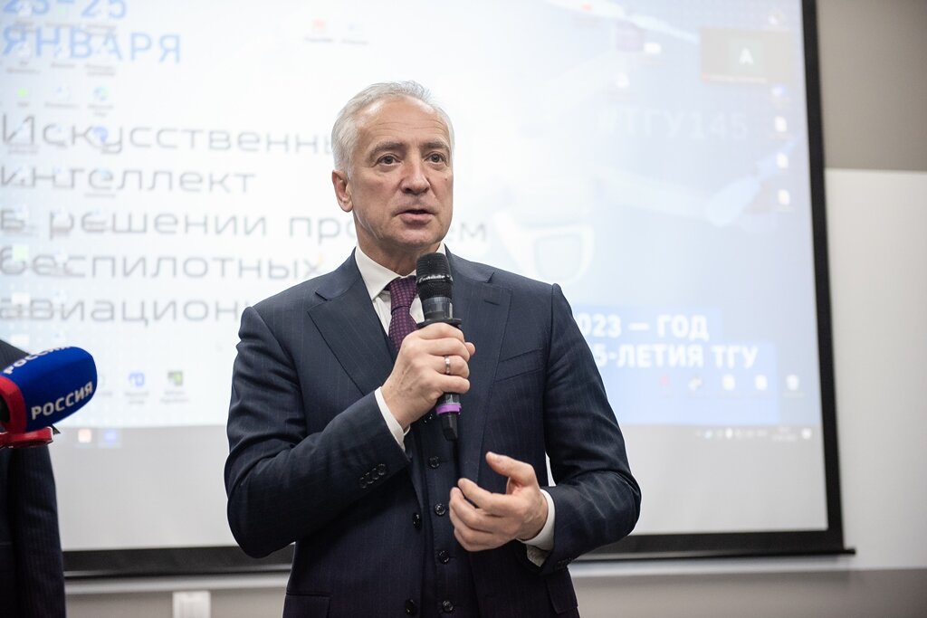 Губернатор Томской области Владимир Мазур на хакатоне в ТГУ