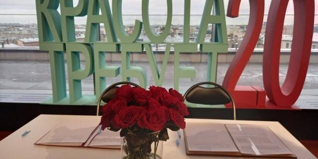    В арт-пространстве Zarenkov Gallery открылась новая экспозиция "Красота требует 2.0. История советской моды".Евгения Назарова.