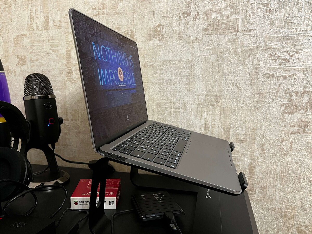 Вид сбоку, обратите внимание на толщину компьютера