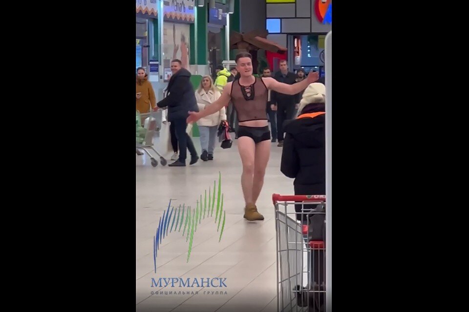     В торговом центре «Мурманск Молл» засняли на видео необычное действо. Фото: t.me/groupmurmansk