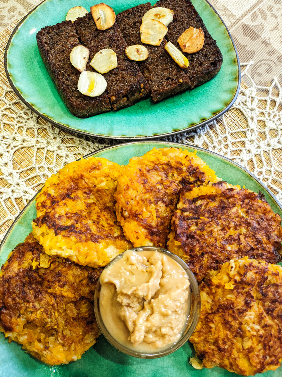 Бородинские гренки с чесноком, тыквенно-овсяные котлетки, арахисовая паста