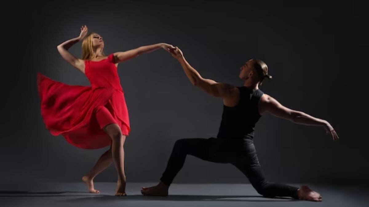    Пара танцует в темноте:Freepik