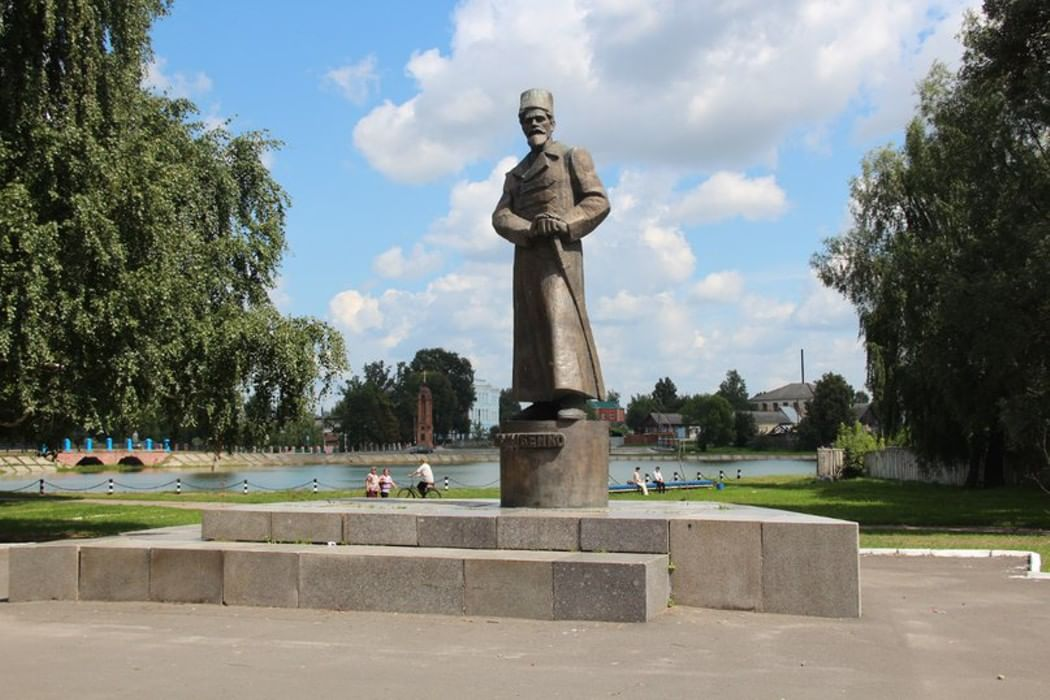 Ленинский дыбенко. Памятник дыбенко в новозыбкове. памятник 307 дивизии новозыбков. новозыбков памятники.