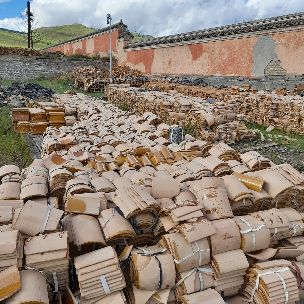 Запасы новой черепицы. Ее еще и выпускают в промышленных объемах..