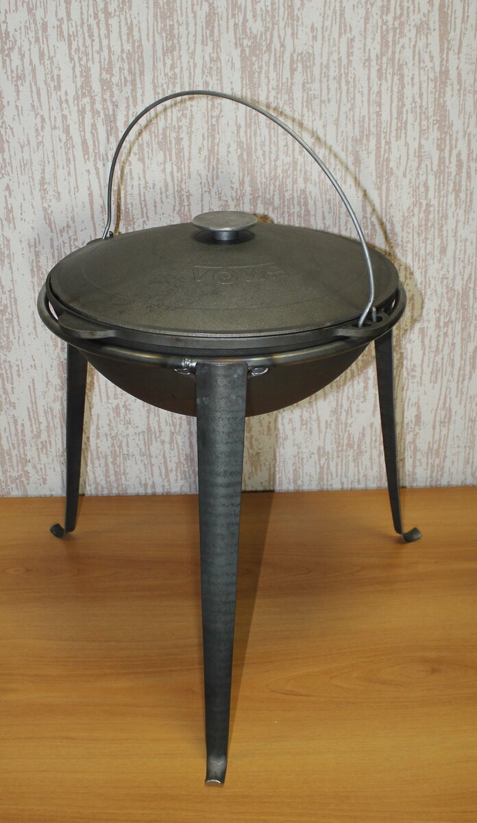 Казан чугунный на треноге от производителя Кукмара.