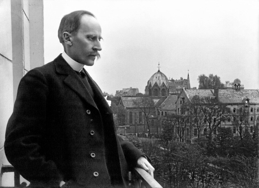 Ромен Роллан (фр. Romain Rolland ; 29 января 1866, Кламси — 30 декабря 1944, Везле) — французский писатель и общественный деятель, драматург, учёный-музыковед. 
Иностранный почётный член АН СССР (29 марта 1932).
Лауреат Нобелевской премии по литературе (1915): «За высокий идеализм литературных произведений, за сочувствие и любовь к истине».