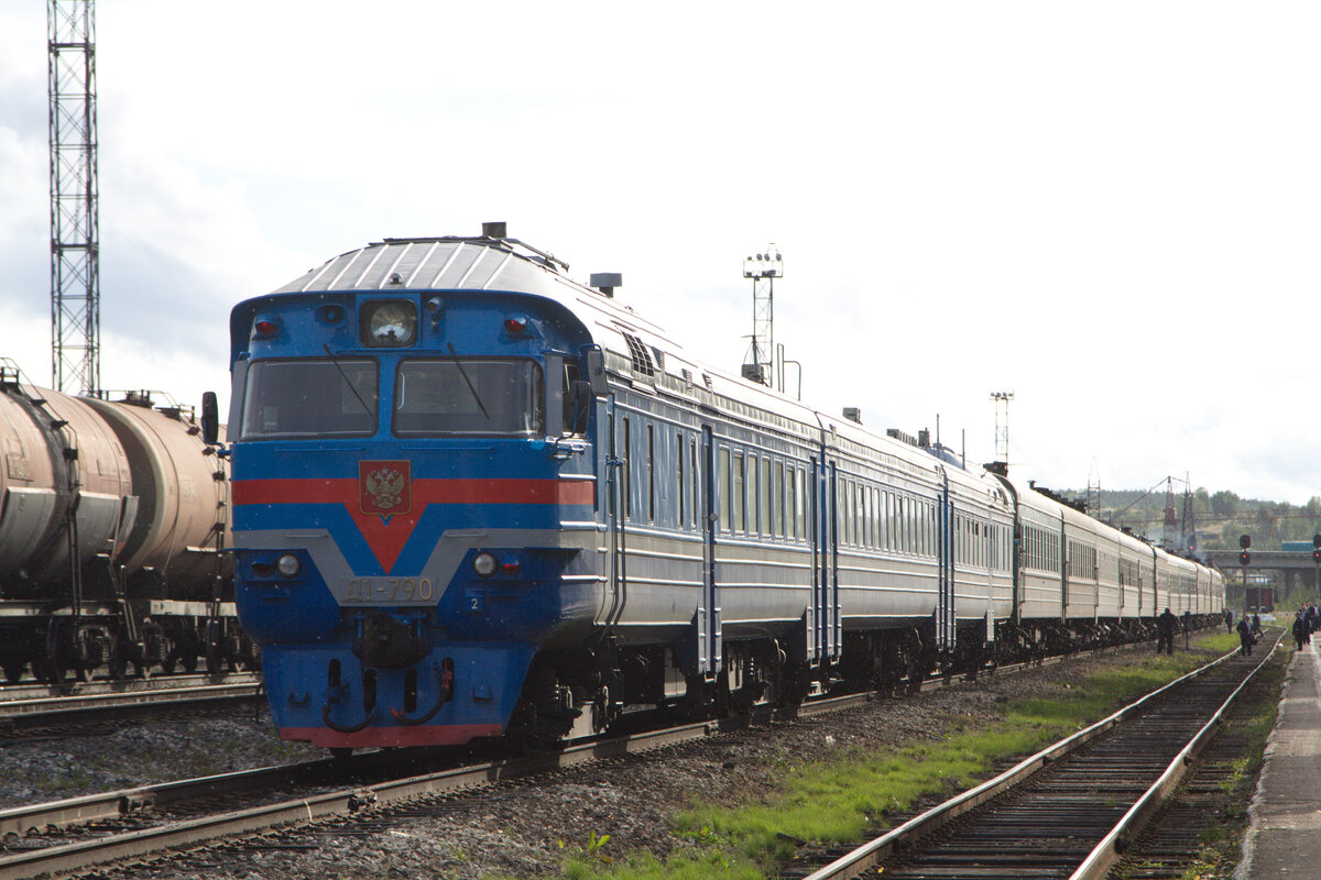 Редкий улов - служебный рижский дизельный поезд ДР1а на станции Ухта. 2012 год 