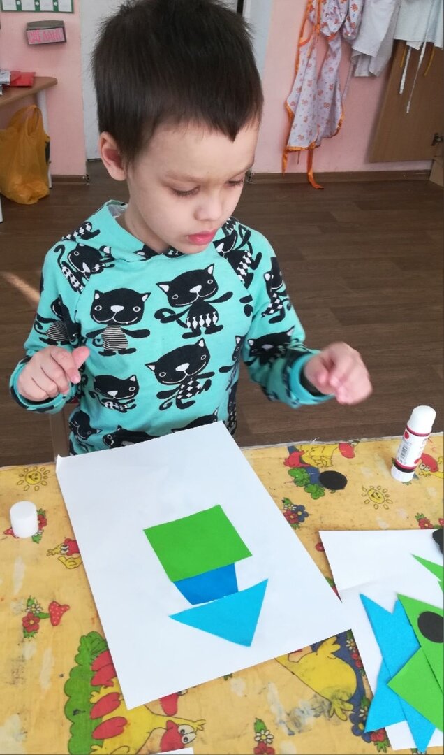 Ракету клеит