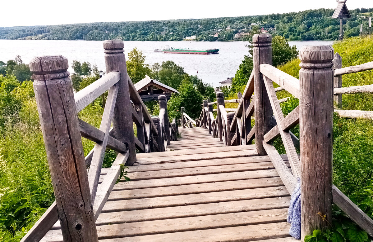 Деревянная лестница с горы Левитана