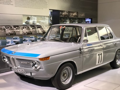 На снимке со второй камеры смартфона авто выглядит натуральнее