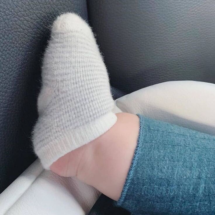 Так и тянется рука поправить носочек