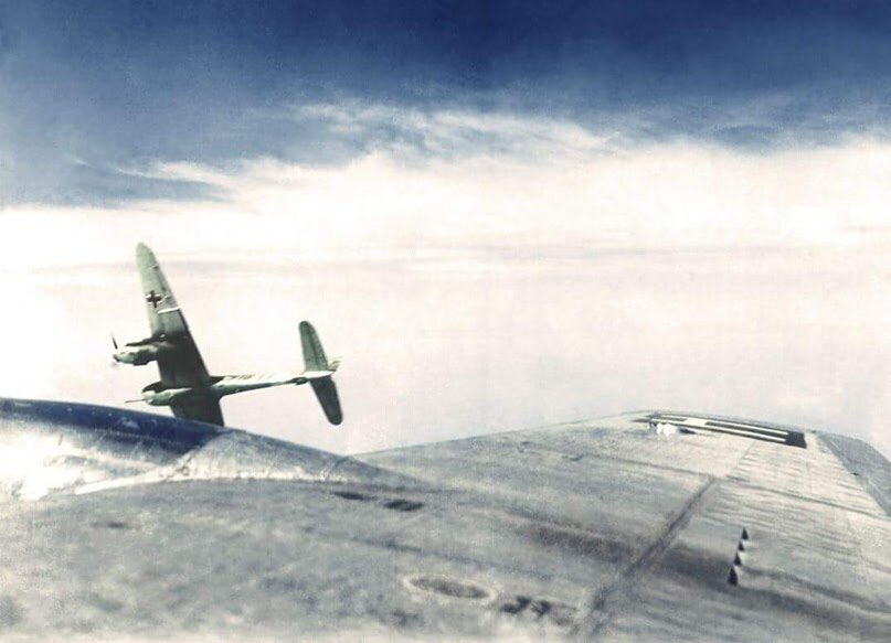Тяжелый истребитель Me.410 «Хорнисс» выходит из атаки на B-17 «Летающая крепость»
