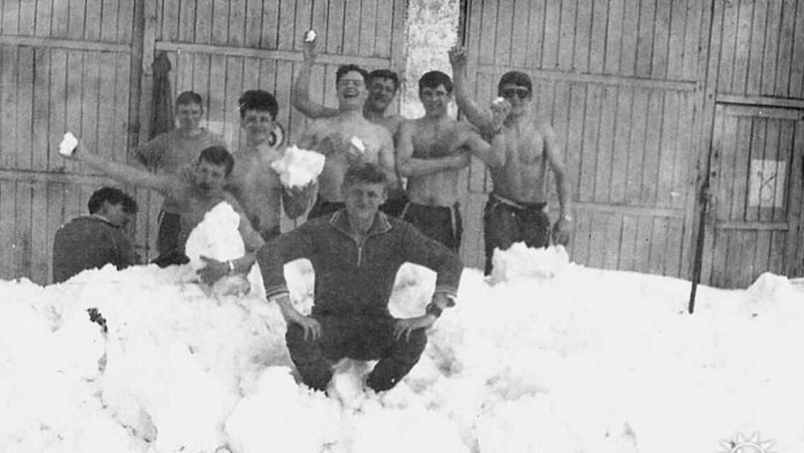 213 группа.Казачьи Лагеря, пост№2, пытаемся убрать снег, пока не растаял. фото моё.