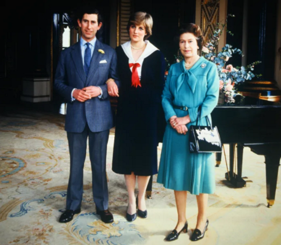 Март 1981 года. Леди Диана Спенсер, принц Чарльз и королева Елизавета II позируют в Букингемском дворце, март 1981 года - до свадьбы несколько месяцев.