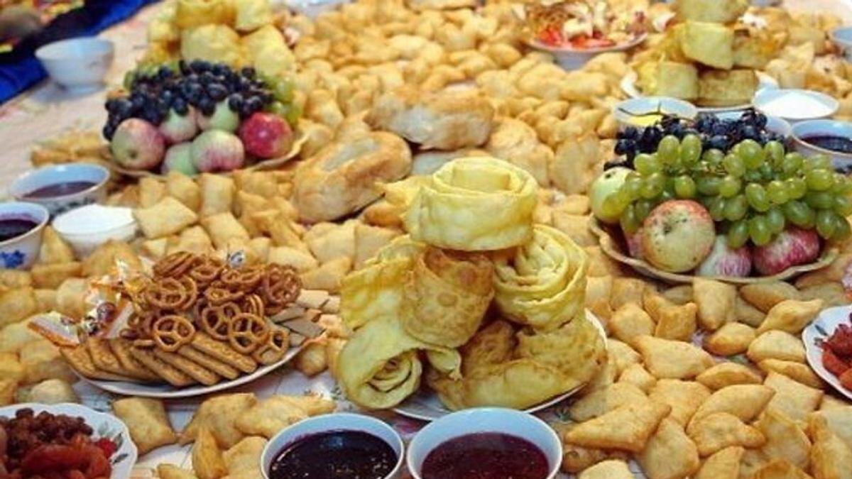   Праздничный стол с национальными сладостями.