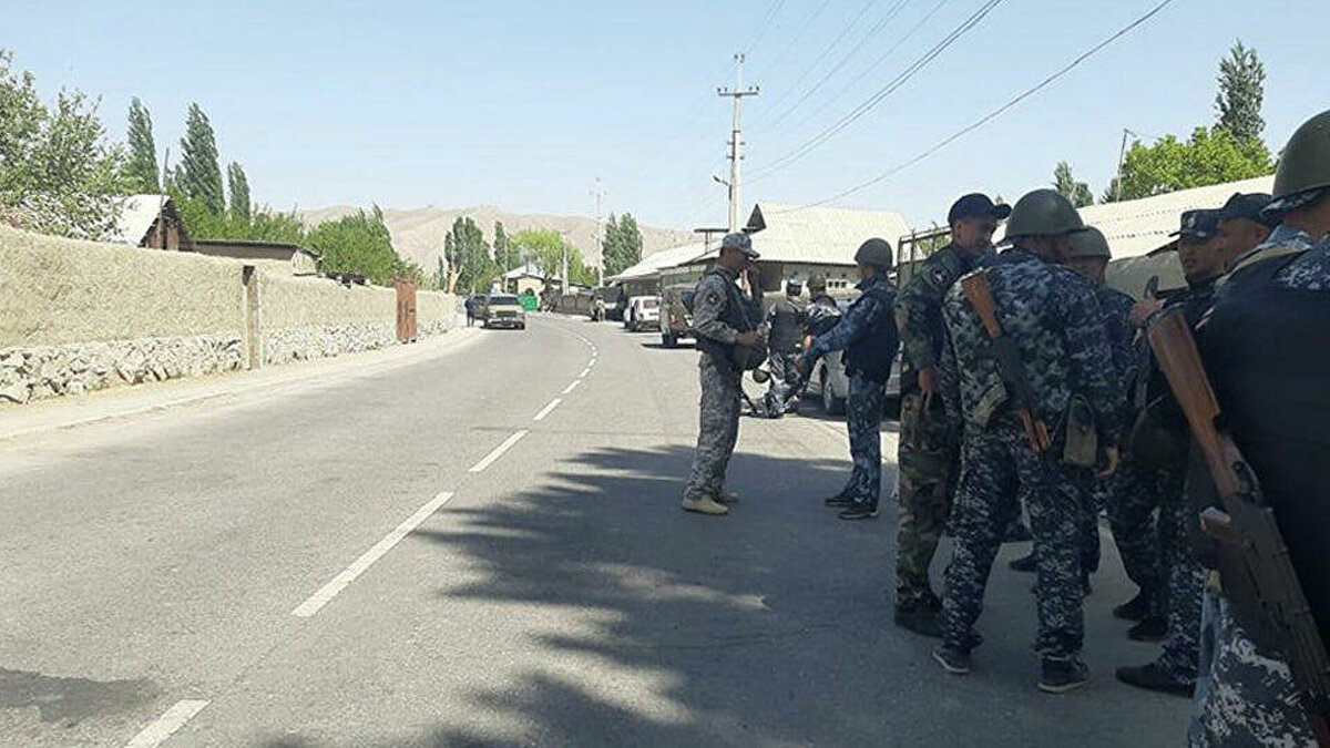 На границе Таджикистана и Кыргызстана вспыхнул очередной конфликт, который из обычный перепалки быстро перерос в столкновения жителей