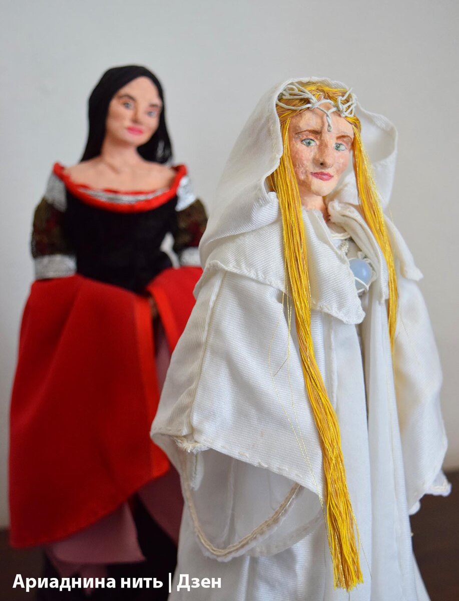 Мой фан-арт по мотивам "Властелина Колец". Сейчас забавно смотреть на эти поделки, но храню их с удовольствием. На переднем плане - кукла Галадриэль, позади - Арвен.