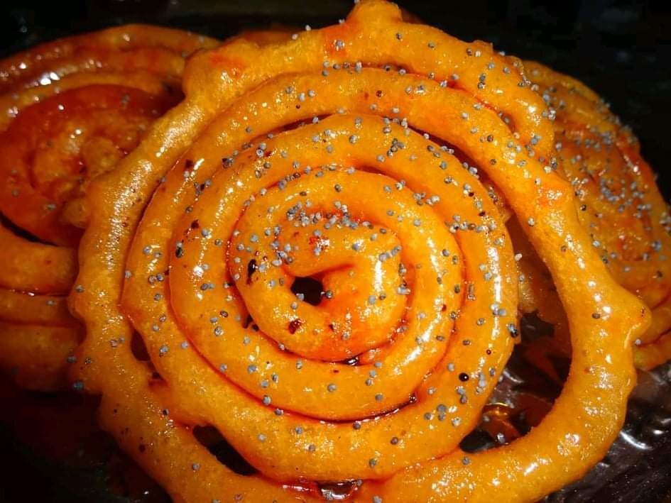 Залабию посыпают кунжутом и орехами по желанию.