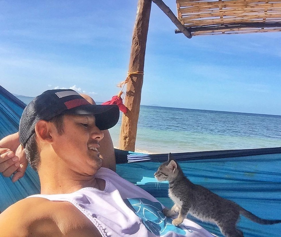 Кошка и Марк. Источник фото: https://just-interes.ru/interesting/одна-встреча-на-пляже-навсегда-измени/