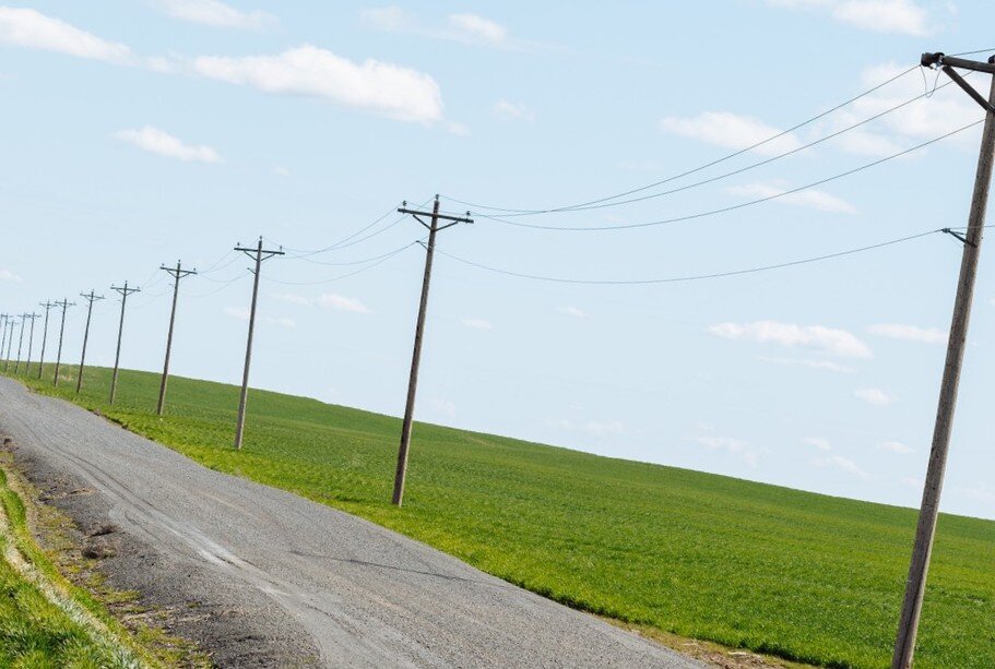 Типичный участок "электричество по меже"