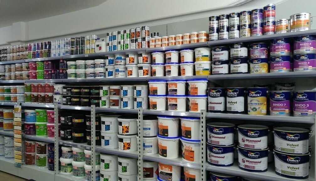 Стеллаж с краской в строительном ТЦ