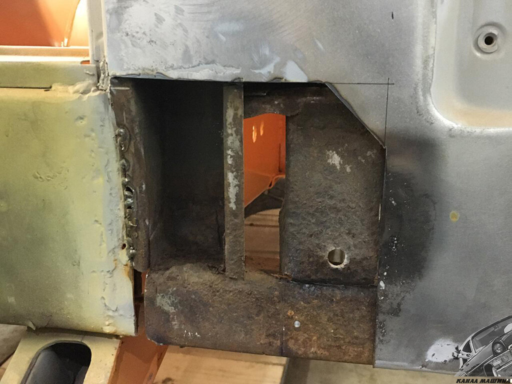 Пораженный металл с правой стороны срезан. Под ним – глубокая коррозия в скрытых полостях