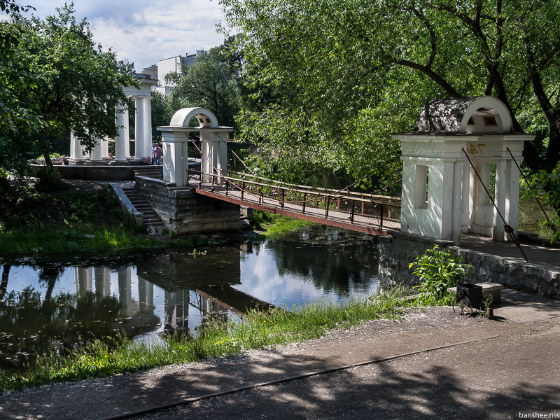 По секрету - в квартале есть тропа любви. Хотите узнать почему она так названа? Я тоже. 