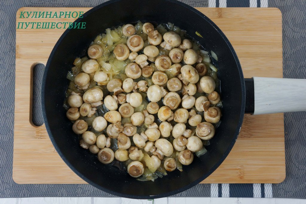 Обжариваем лук с шампиньонами