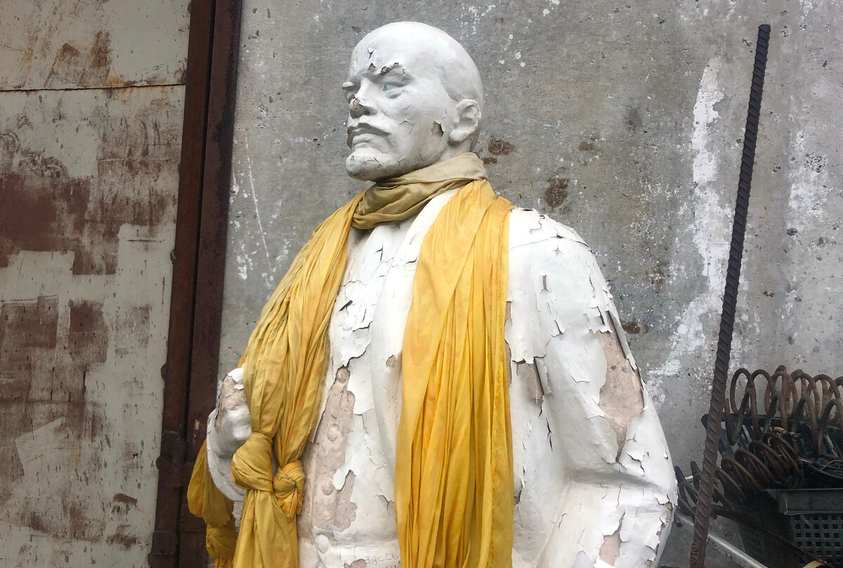 Ленин на территории деревенского шиномонтажа. Фото автора статьи.