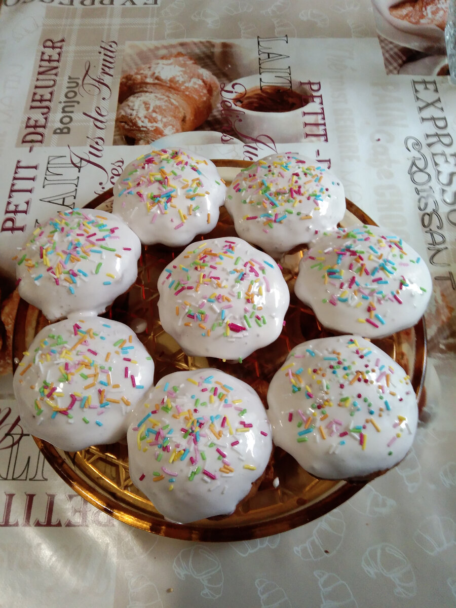 Глазурь на белках, сахарной пудре и лимонном соке.