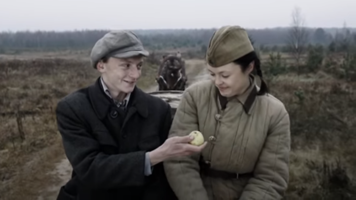 Парень прикалывается и предлагает девушке скушать яблоко.