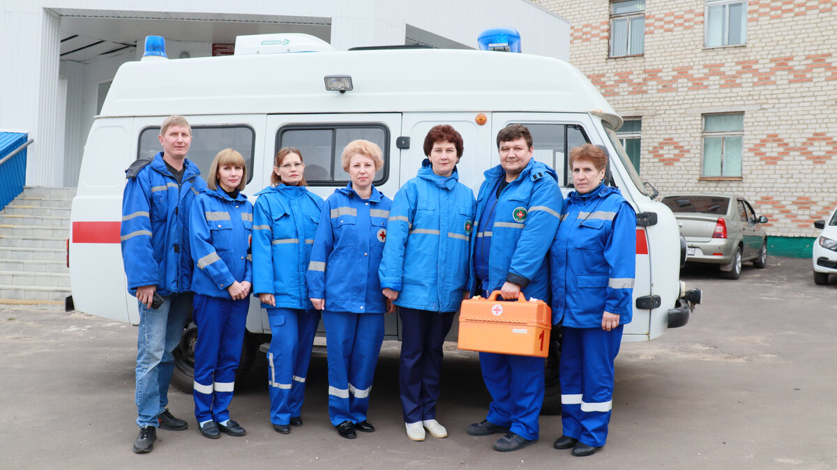 Работники скорой. Станция скорой помощи Строителей 27. Работники скорой помощи. Работницы скорой. Станция скорой помощи в сельской местности.